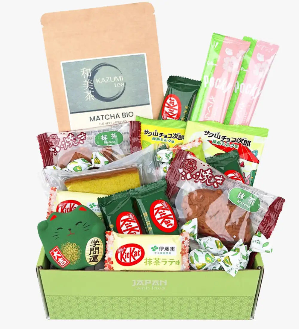 Caja de regalo temática japonesa verde llena de bocadillos y dulces con sabor a matcha