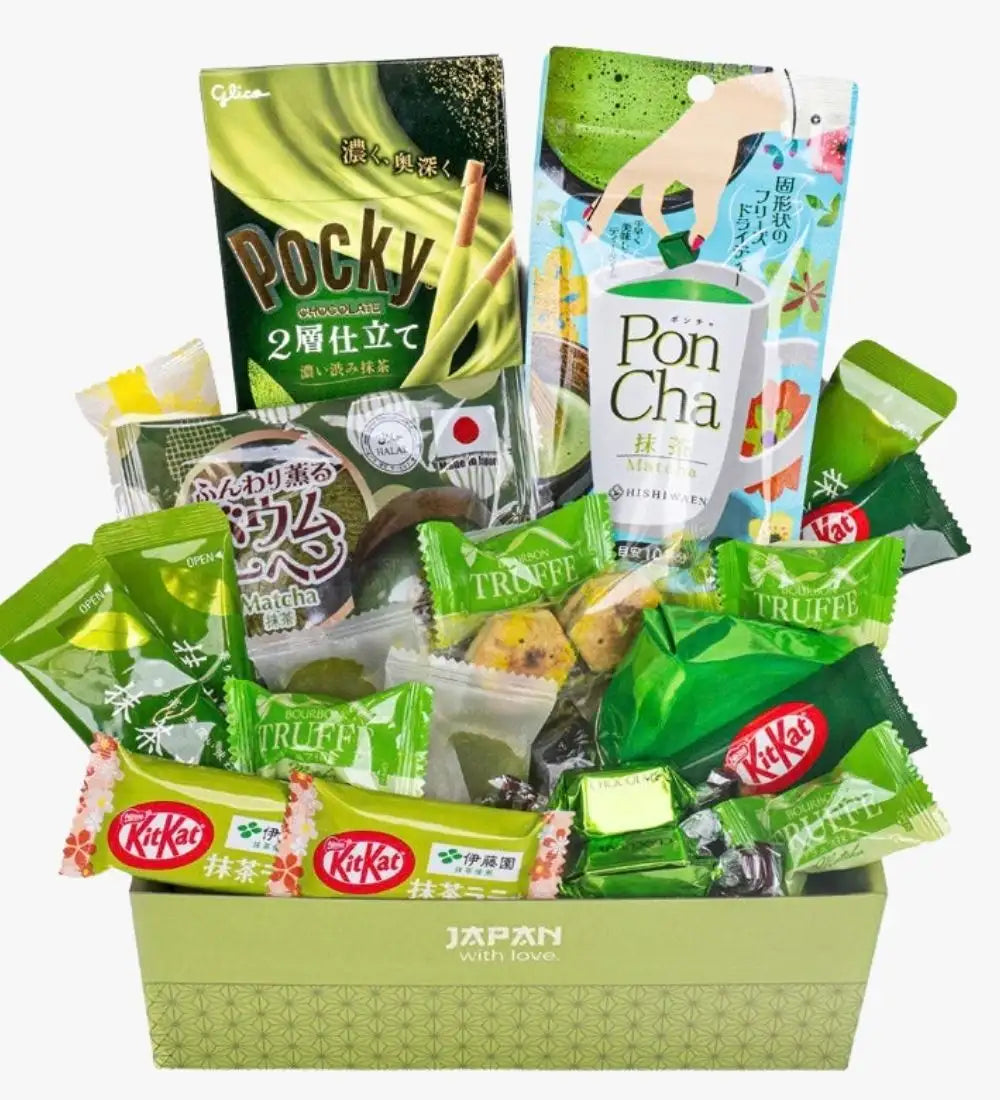 Cesta de regalo temática de matcha verde llena de varios snacks y delicias japonesas.