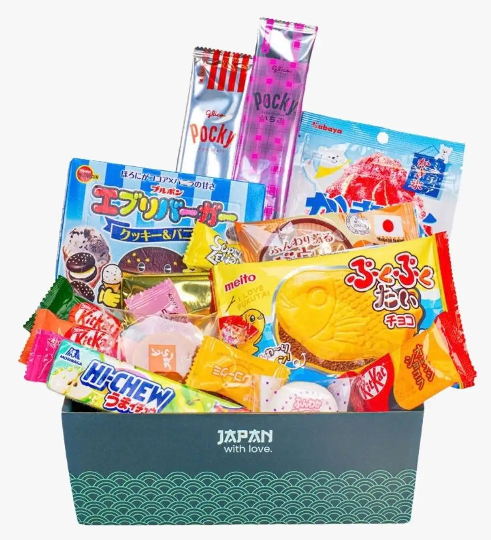 Una colección vibrante de snacks japoneses en empaques coloridos, que incluye palitos Pocky y una barra de chocolate con forma de pez amarillo.