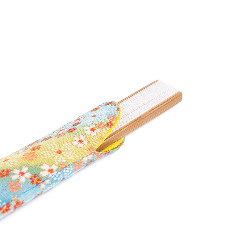 Estuche en forma de abanico de tela Yuzen azul verdosa con motivos florales