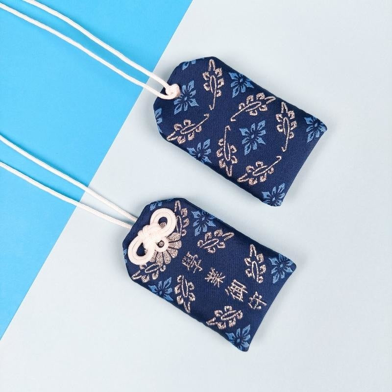 Omamori Azul- Éxito Estudios