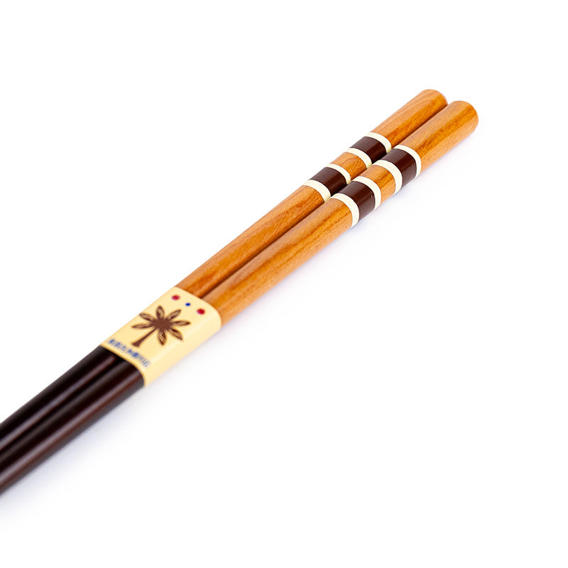 Palillos japoneses de madera natural y soporte