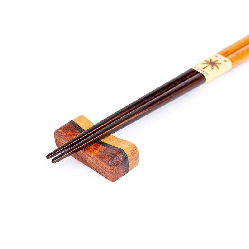 Palillos japoneses de madera natural y soporte