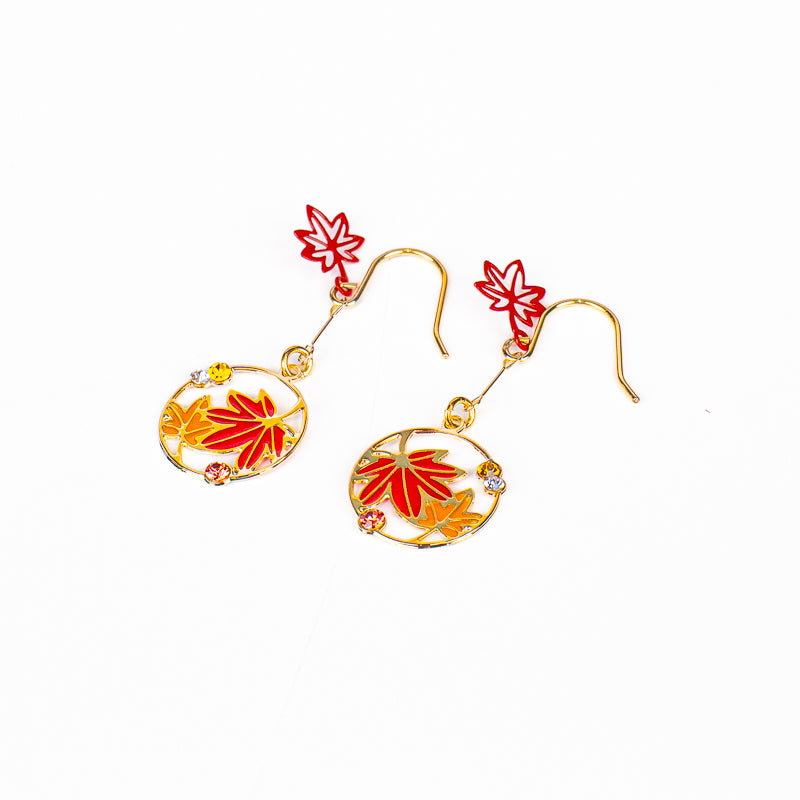 Pendientes japoneses con hojas de otoño