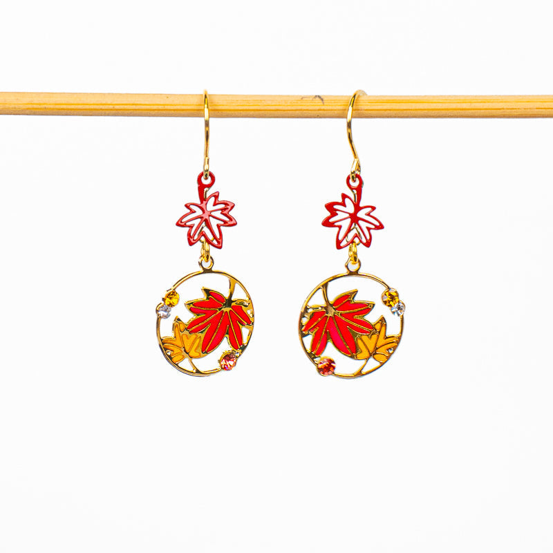 Pendientes japoneses con hojas de otoño