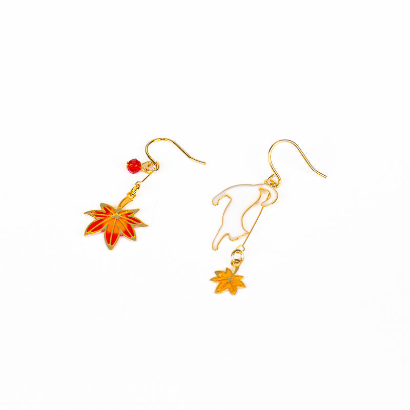 Pendientes japoneses con motivos de gato y momiji