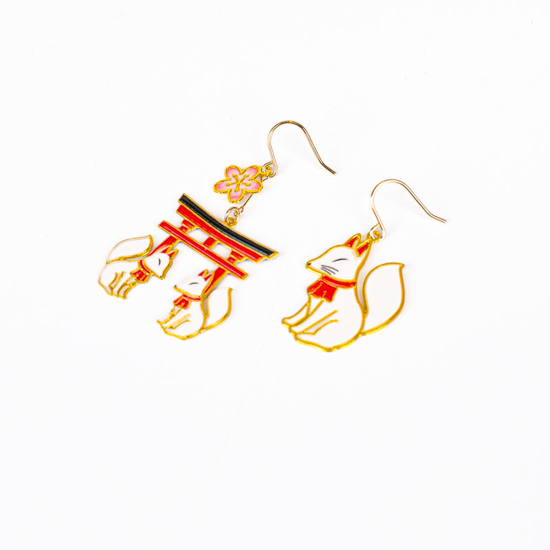 Pendientes japoneses con motivos de torii y kitsune