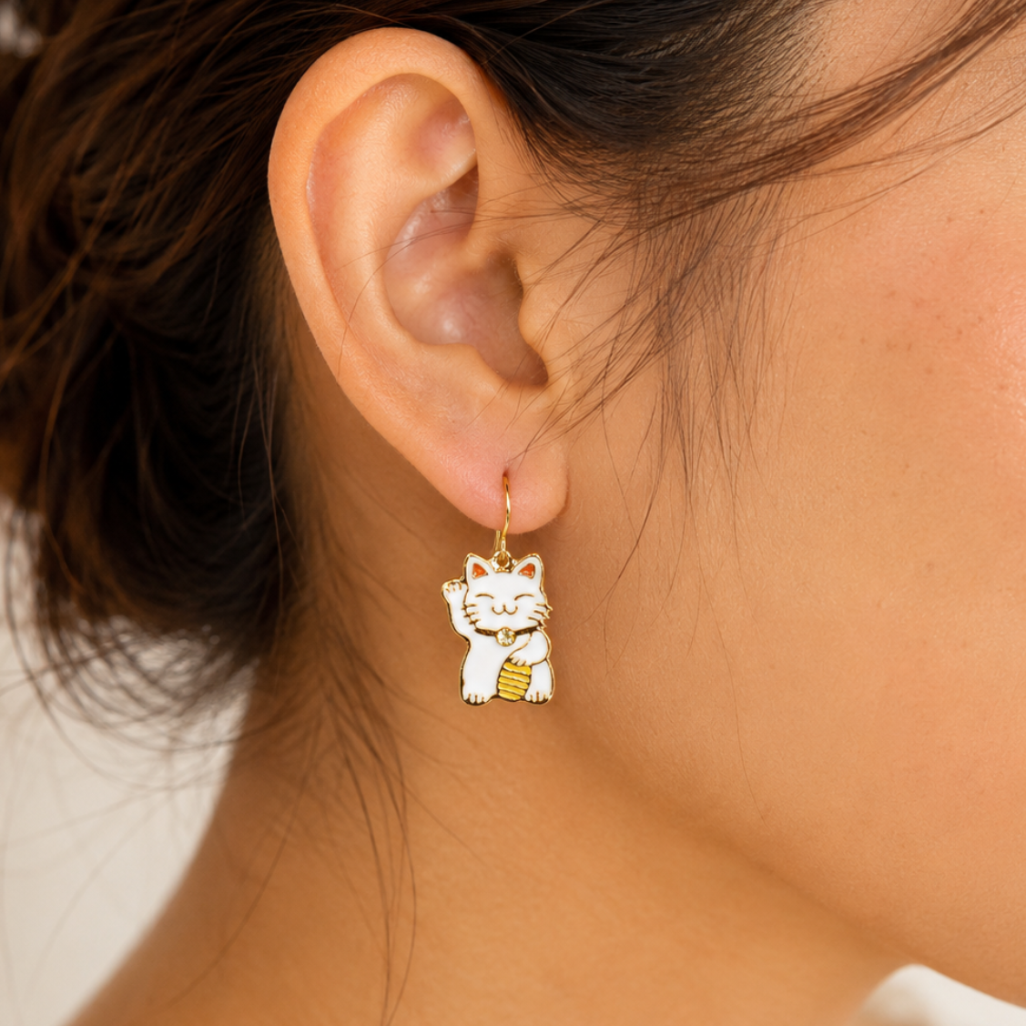 Pendientes japoneses Maneki-Neko blancos y dorados
