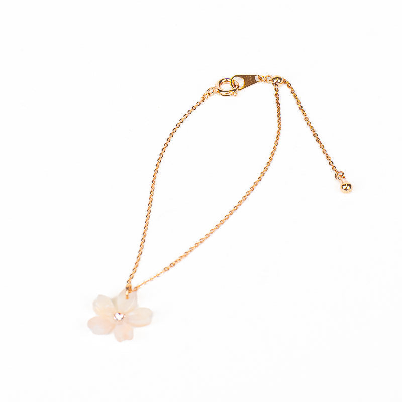 Pulsera japonesa con flor de sakura blanca