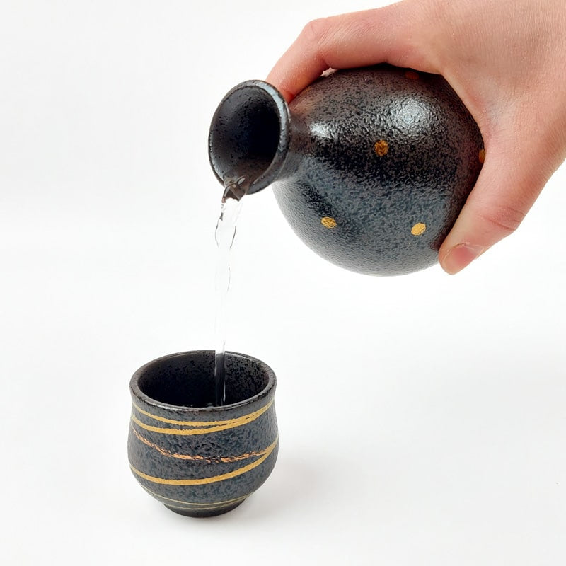 Servicio de sake japonés artesanal