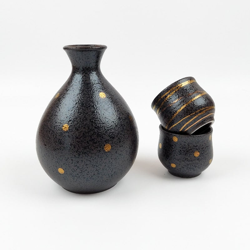 Servicio de sake japonés artesanal