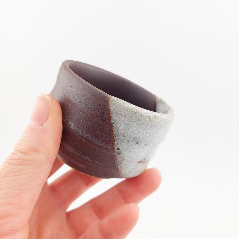 Vaso de sake japonés hecho a mano