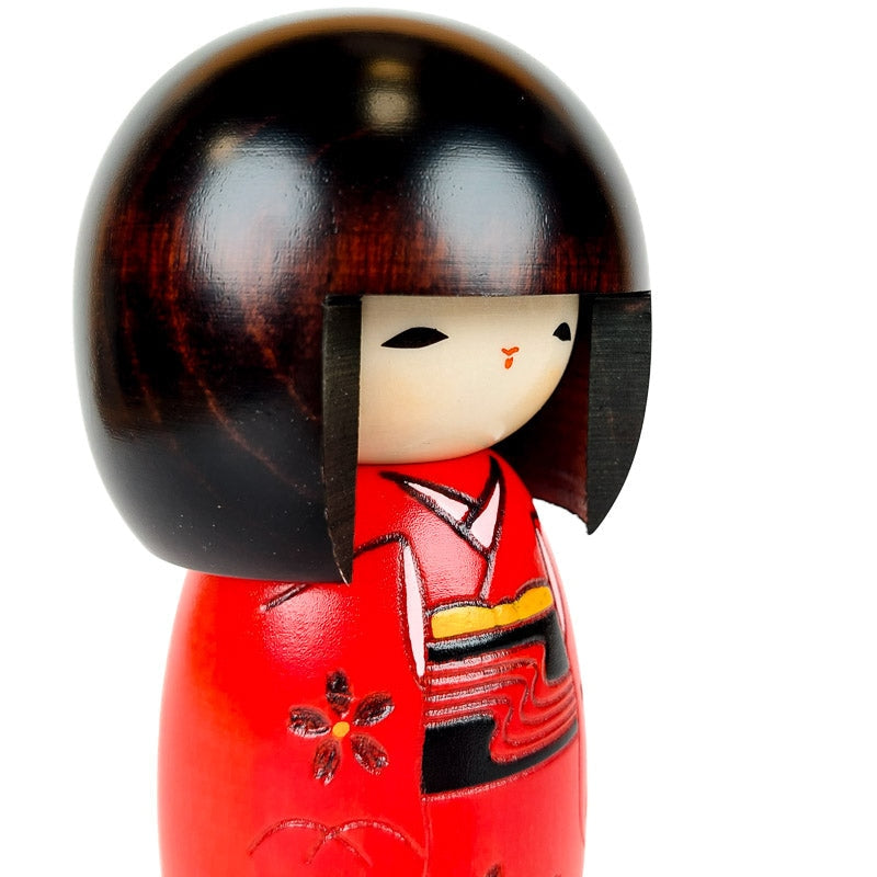 Muñeca Kokeshi roja