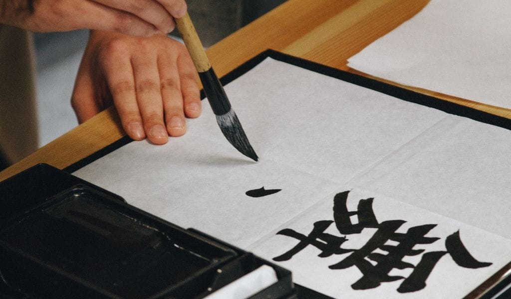 caligrafía japonesa con pincel