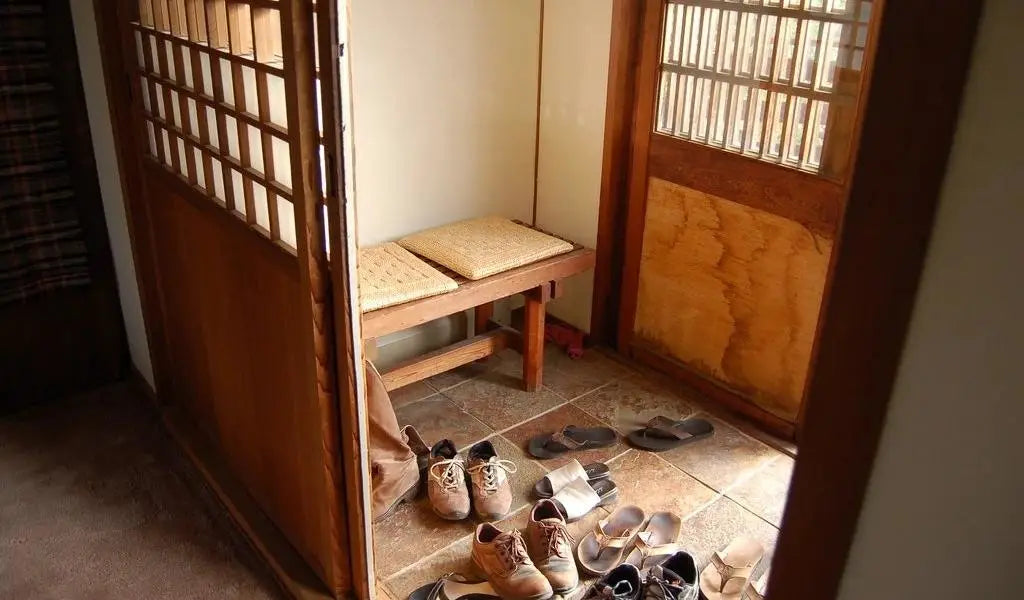 zapatos dejados en la entrada de casa
