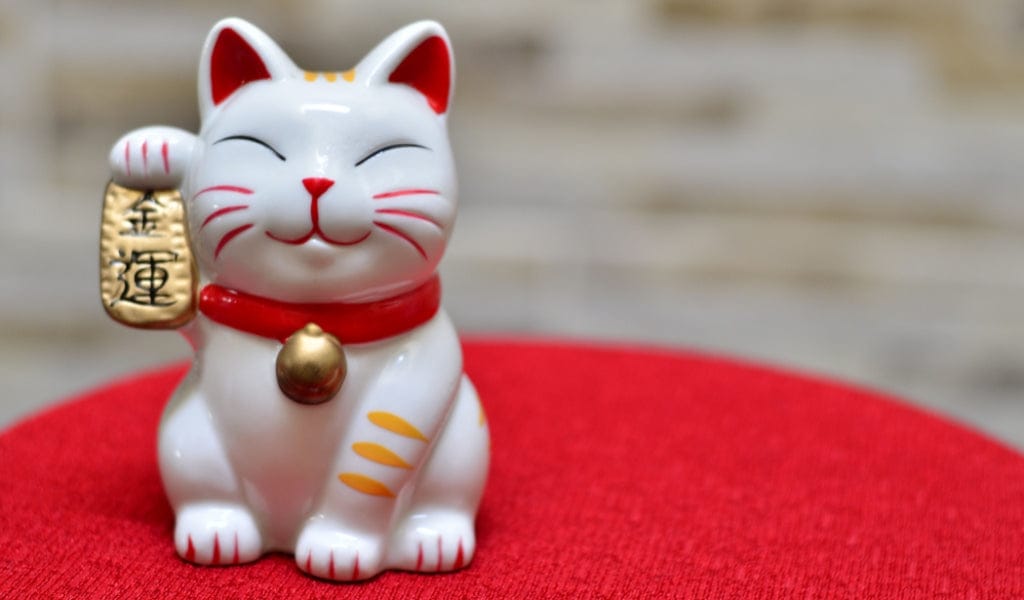 maneki neko, el gato japonés de la buena suerte