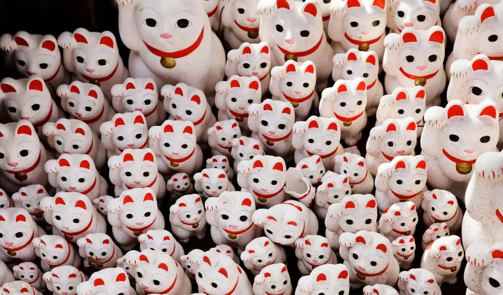 maneki neko en el templo
