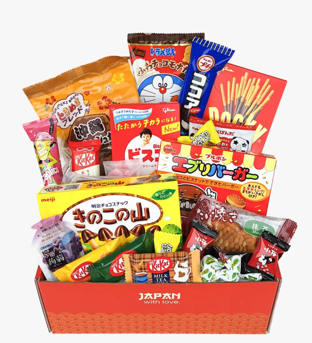 Caja de cartón roja etiquetada 'japón con amor' llena de assorted snacks japoneses.