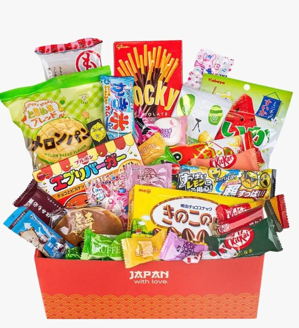 Canasta de regalo roja llena de aperitivos japoneses y dulces de colores.