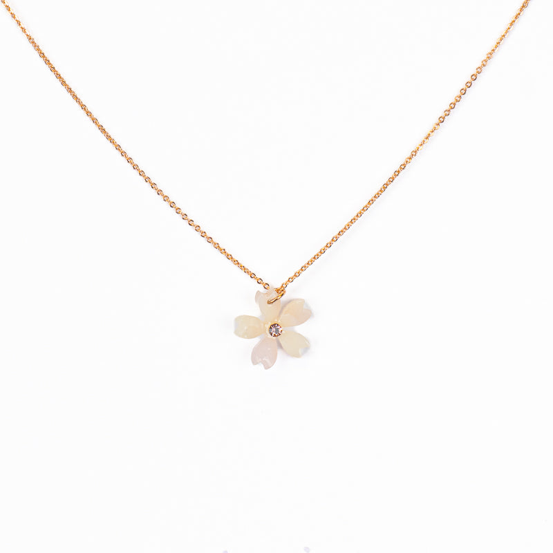 Collar japonés con colgante de flor de sakura blanca
