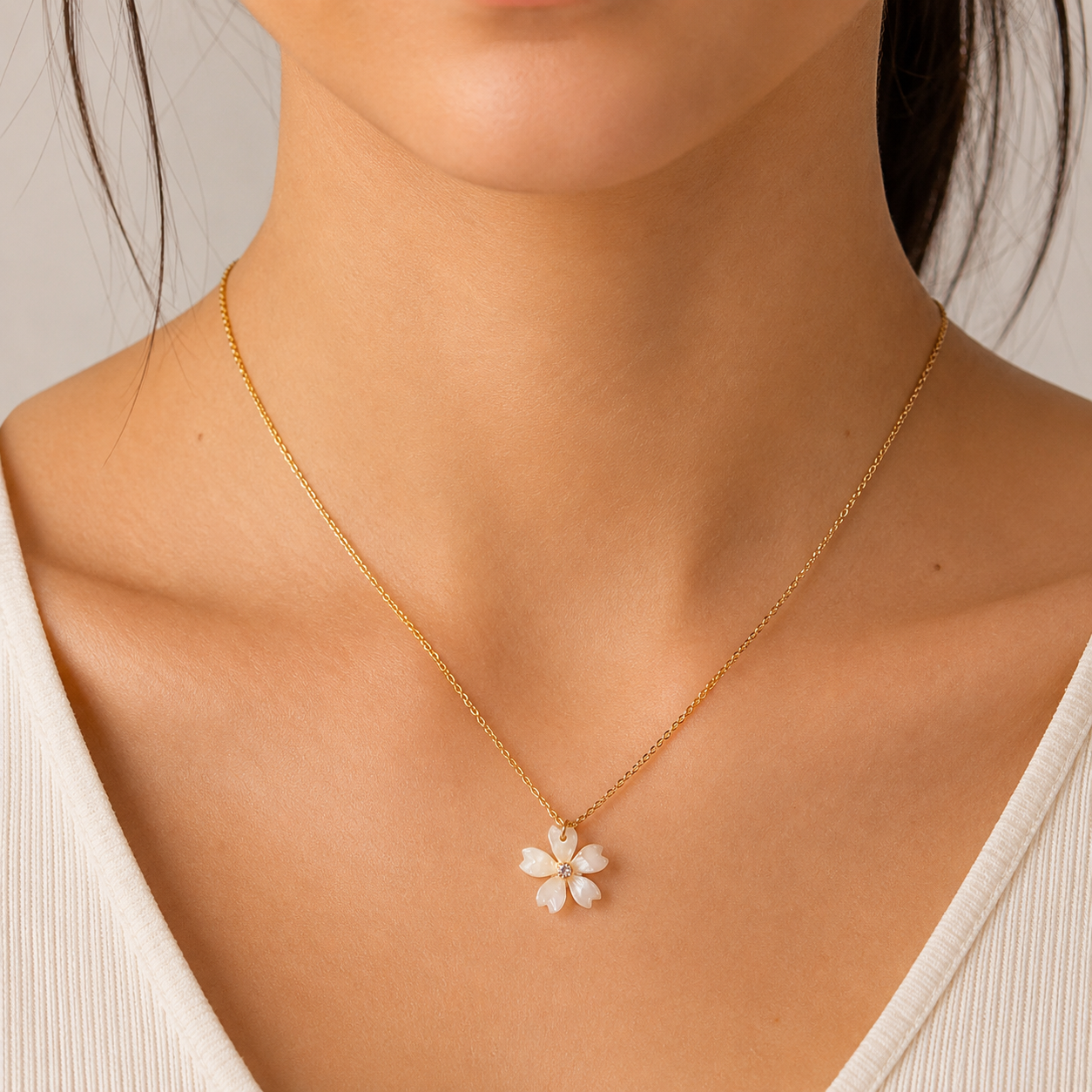 Collar japonés con colgante de flor de sakura blanca