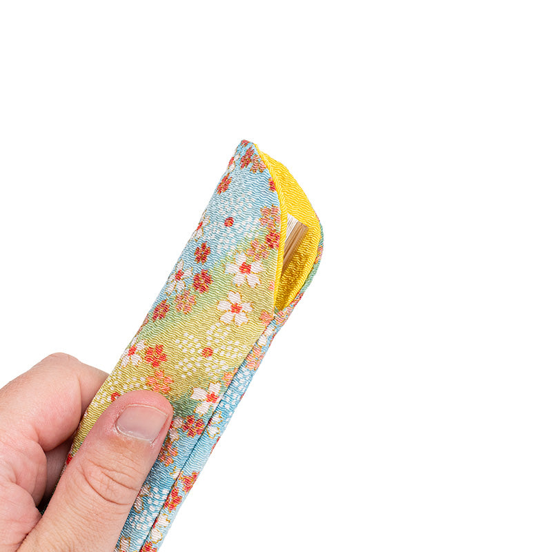 Estuche en forma de abanico de tela Yuzen azul verdosa con motivos florales