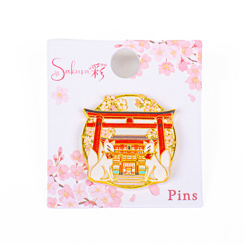 Insignia japonesa de metal con un torii