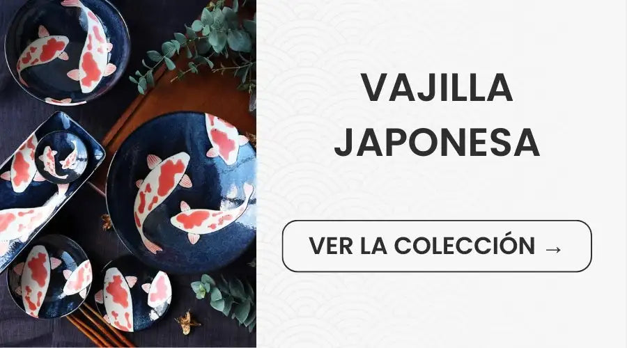 Juego de vajilla de mesa de cerámica japonesa azul oscuro con diseños de peces koi rojos y blancos pintados a mano.