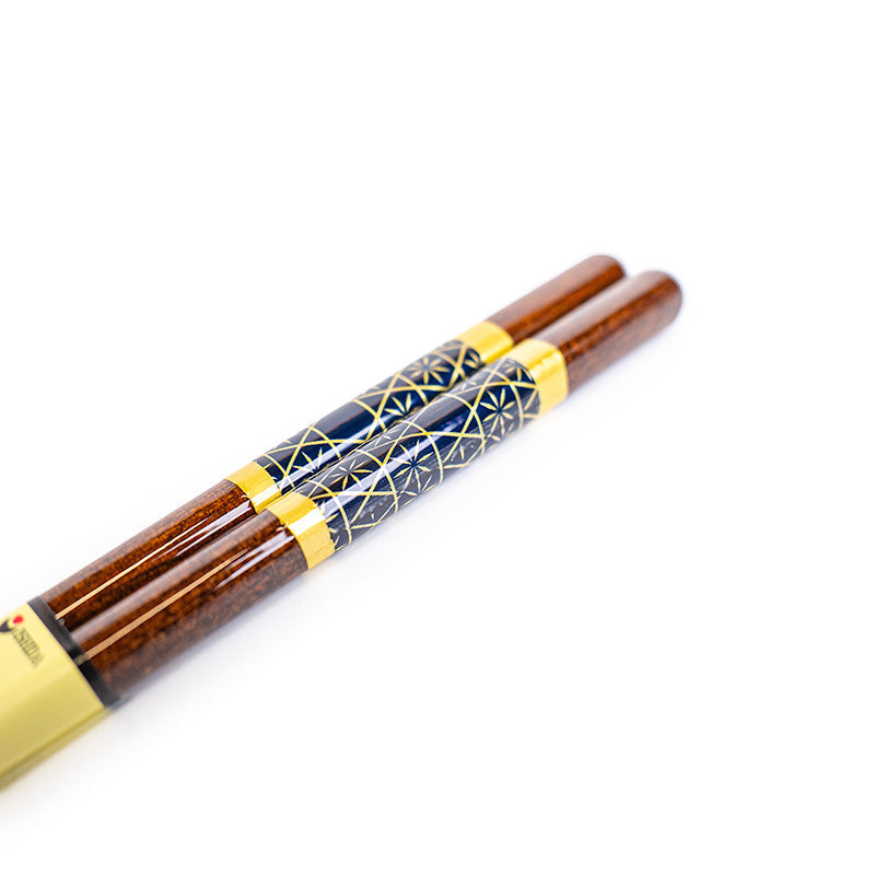 Palillos japoneses de madera con motivos dorados