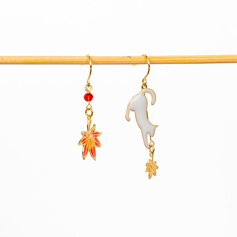 Pendientes japoneses con motivos de gato y momiji