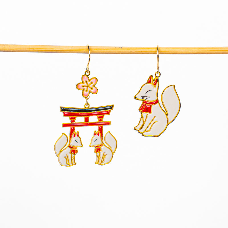 Pendientes japoneses con motivos de torii y kitsune
