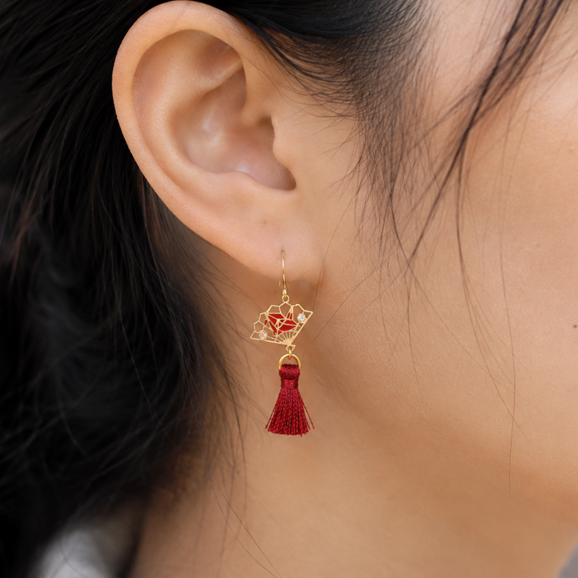 Pendientes japoneses Sensu y pompones rojos