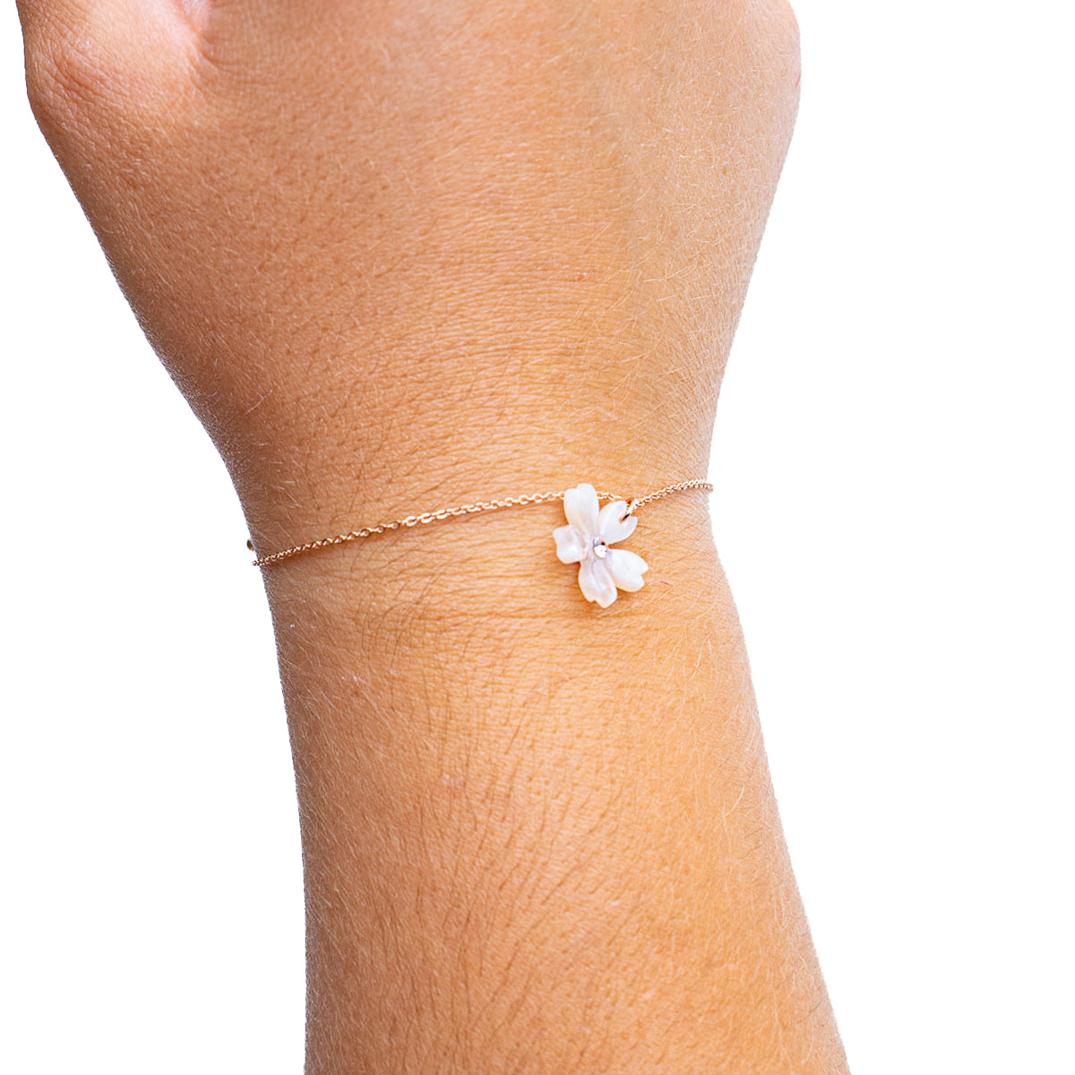 Pulsera japonesa con flor de sakura blanca
