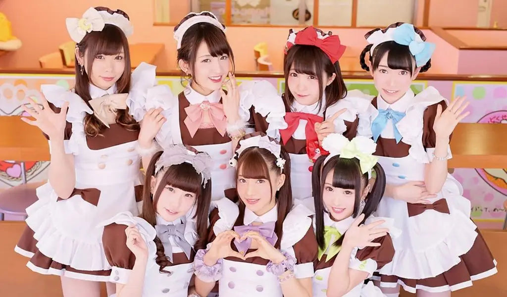 Dependientas del Maid Café con sus trajes típicos