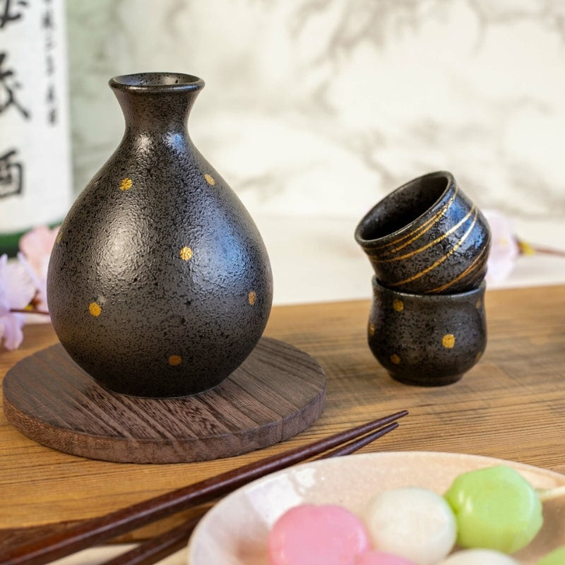 Servicio de sake japonés artesanal