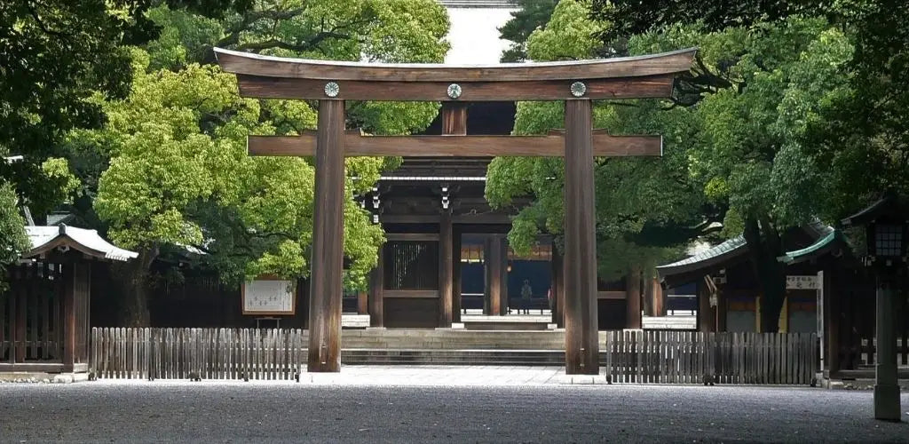 templo shinto y puerta torii