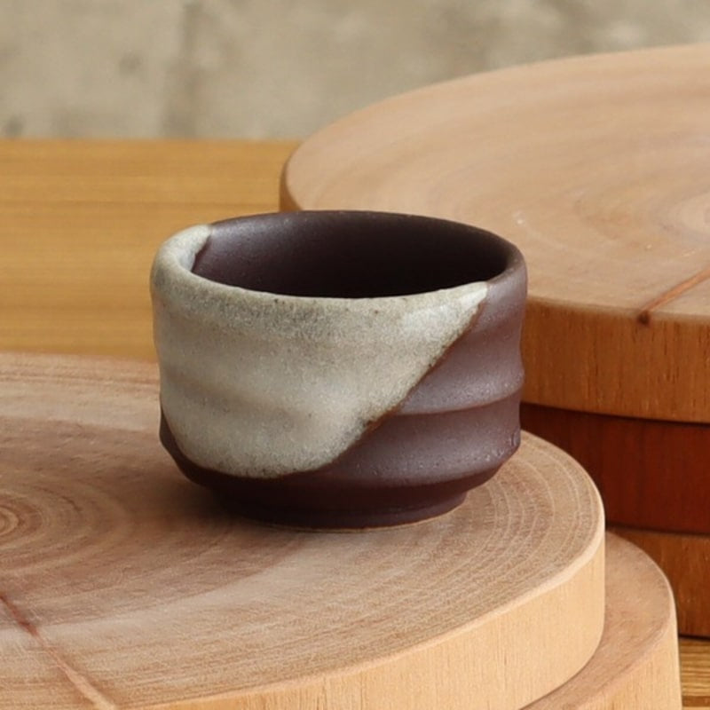 Vaso de sake japonés hecho a mano