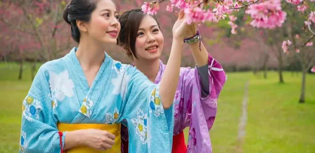 mujeres jóvenes con yukata