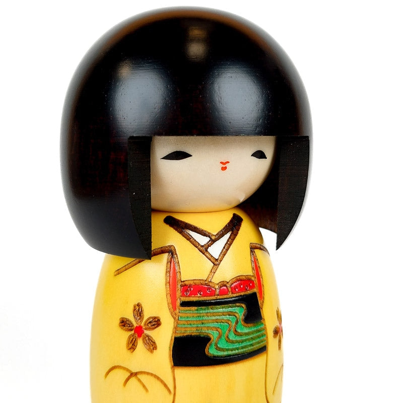 Muñeca Kokeshi amarilla