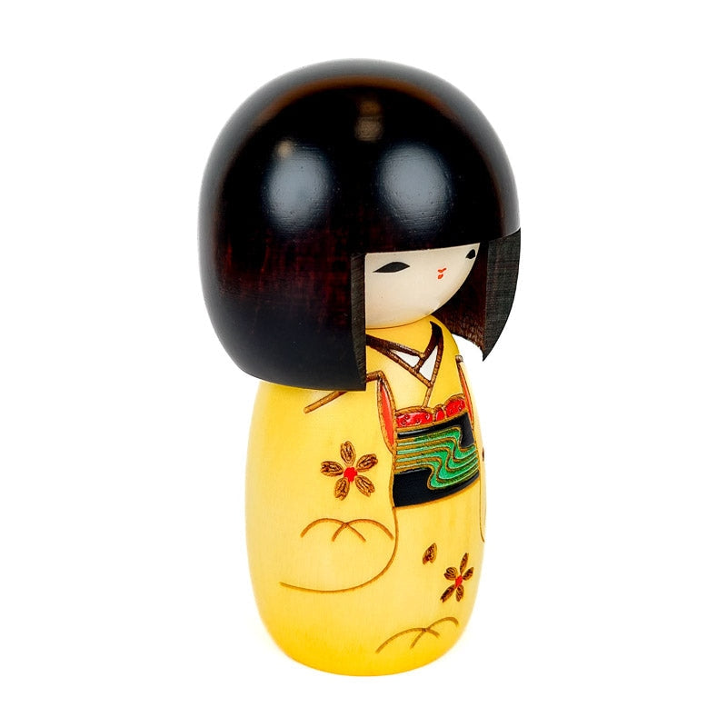 Muñeca Kokeshi amarilla